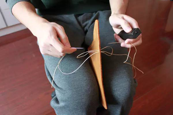 皮具小卡包DIY步骤之交叉缝线手法 皮具小卡包DIY步骤之交叉缝线手法