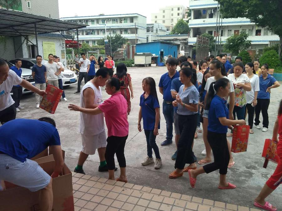 皮具厂早会发月饼 皮具厂早会发月饼