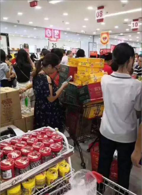 山竹超市產品被一掃而光 山竹超市產品被一掃而光